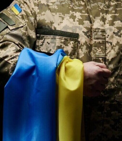 Військовий з прапором України