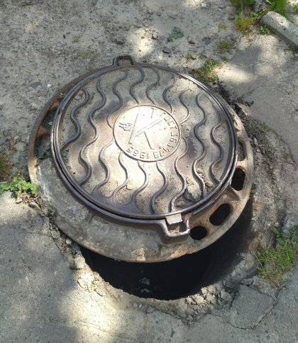 Львів’яни поскаржилися, що хтось вдруге спробував вкрасти каналізаційний люк у Шевченківському районі