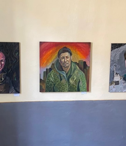 У Дрогобичі відкрили благодійну виставку-продаж картин про війну