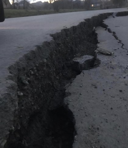 Наче після землетрусу: на Львівщині люди скаржаться на дороги із величезними тріщинами (фото)