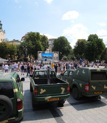 Львівщина передала ЗСУ двадцять автомобілів та пів тисячі бронежилетів