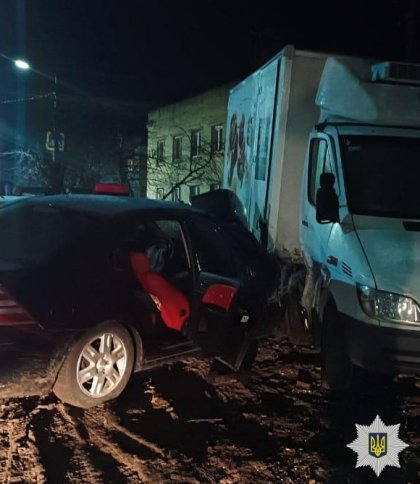 У Львівському районі пасажир Ford загинув після зіткнення з припаркованим фургоном