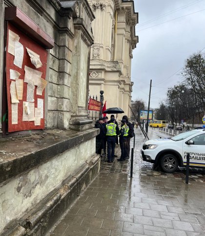 Помітила комуністичні прапори: у Львові жінка викликала поліцію на знімальний майданчик