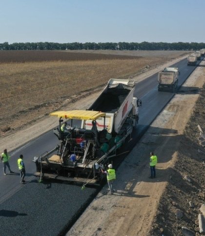 Поблизу Самбора завершують ремонтувати ділянку дороги