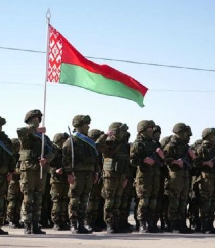 Військові Білорусі стоять із прапором