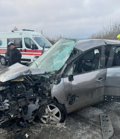 У Золочеві через зіткнення з вантажівкою водійка та троє пасажирок Renault потрапили до лікарні