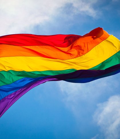 Прапор ЛГБТ розвівається на вітрі