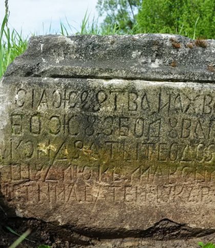 На Золочівщині розкопали камінь зі старослов’янськими написами про жителів хутора початку XX ст.
