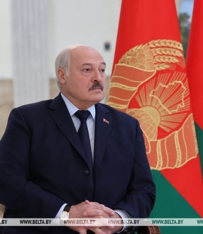 Лукашенко сидить у кріслі