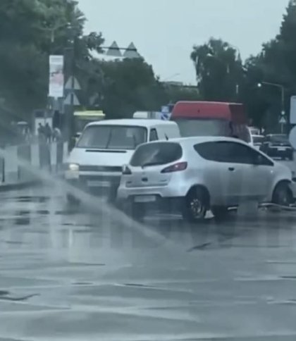 Зніс дорожній знак: у Львові автівка вилетіла на острівець безпеки (відео)