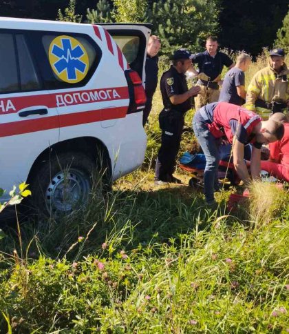 Під час збирання грибів в лісі на Львівщині чоловік впав з 10-метрового обриву