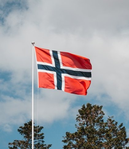Прапор Норвегії розвивається на вітрі