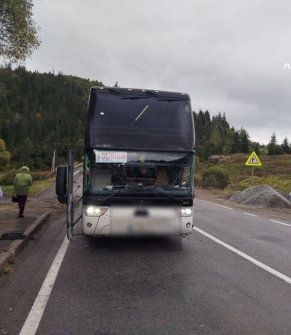 Туристичний автобус зіткнувся з вантажівкою: на Львівщині перекрили трасу Київ—Чоп