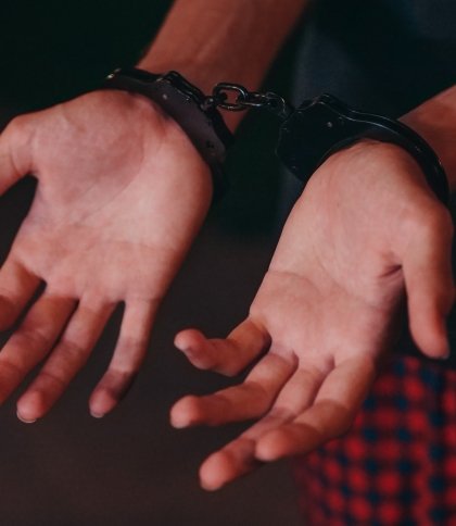 Руки у наручниках