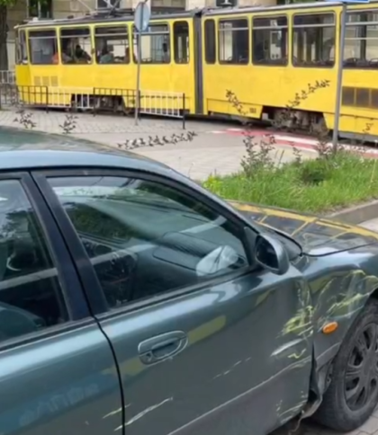 Врізався в трамвай і втік: у Львові патрульні розшукали порушника