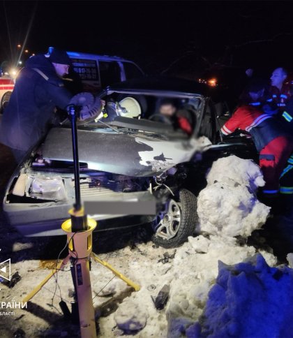 У Городку зіткнулися ВАЗ та Ford — рятувальники дістали із авто двох постраждалих