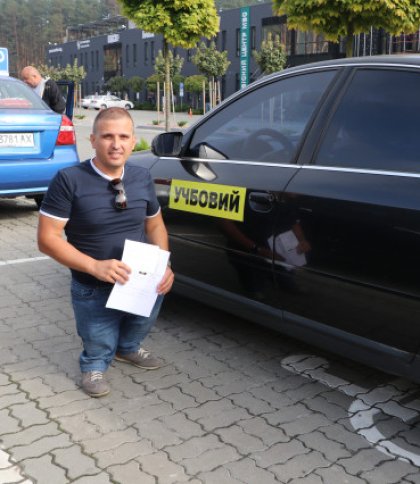 Перший слухач автошколи для людей з інвалідністю на Львівщині отримав посвідчення водія
