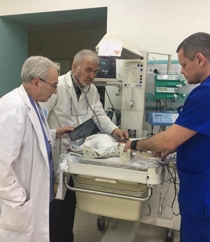 У львівському Охматдиті прооперували новонародженого хлопчика, у якого органи черевної порожнини опинилися у грудній клітці