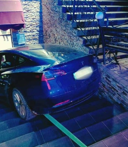 Через помилку в керуванні автомобілем Tesla у Коломиї загинуло двоє людей