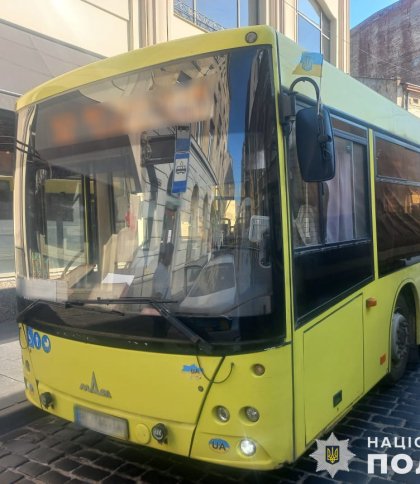 Внаслідок різкого гальмування дві пасажирки автобуса потрапили в лікарню