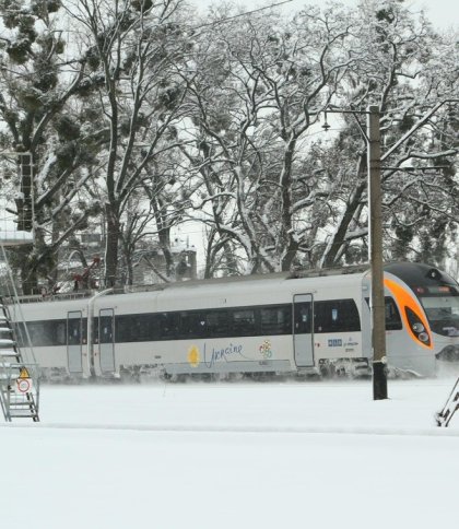 На Львівській залізниці через погіршення погодних умов запізнюються потяги