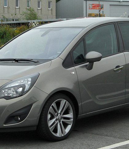 У Львові розшукують водія Opel Meriva, який збив 19-річну дівчину