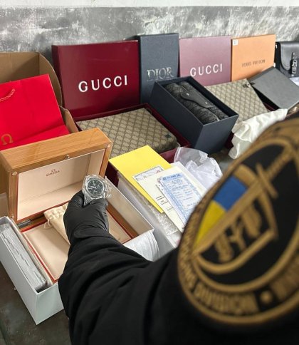 Митники на Львівщині зупинили бус із контрабандою брендових речей на пів мільйона гривень