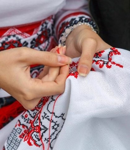"Bayraktar" на вишиванці: львівський бренд відтворив на сорочці безпілотник