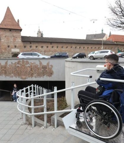 Перші підйомники для людей з інвалідністю встановили у підземному переході у Львові