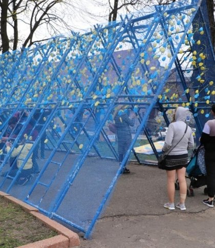 У парку "На Валах" відкрили інсталяцію "Великодній коридор життя"