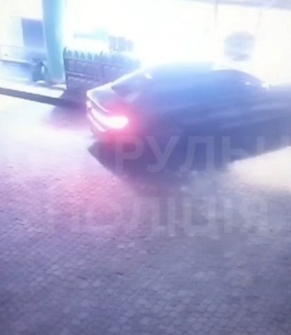 Біля Львова автівка влетіла у заправку: в салоні знайшли вибухову речовину