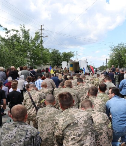 У Миколаєві на Львівщині громада на колінах зустріла труну з тілом молодого офіцера