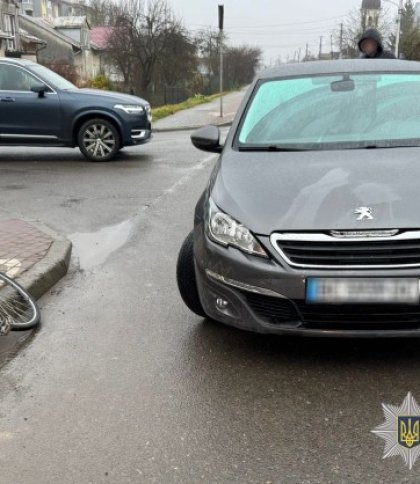 У Пустомитах 61-річна водійка Peugeot збила велосипедистку