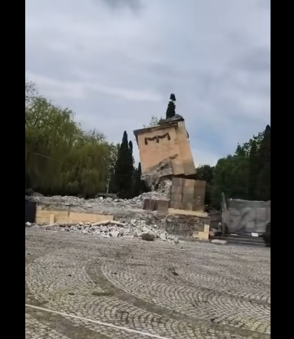 У Львові повалили колони на вході до «Пагорба слави». Відео тут
