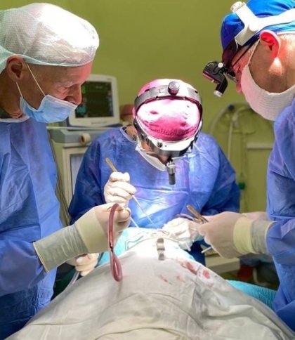 Хірург із США спільно з львівськими лікарями прооперував однорічну дівчинку з незрощенням губи