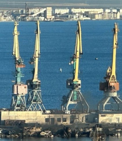 На знімку можна побачити причал у порту Феодосії з залишками потонулого корабля «Новочеркаськ», фото з соцмереж
