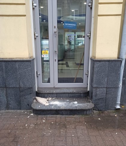 У центрі Львова обвалився балкон: величезний уламок фасаду впав на сходинки магазину