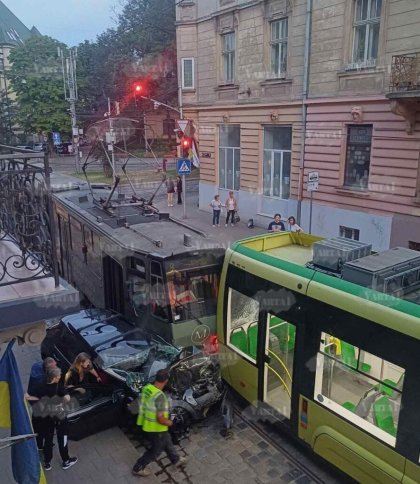 У Львові водійка трамвая на швидкості протаранила легковик і в’їхала в інший трамвай