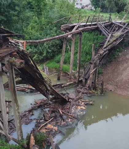 Тепер потрібно обходити 4 кілометри: на Львівщині обвалився аварійний дерев’яний міст