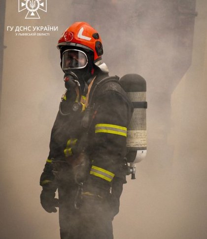У Львові горіла квартира в багатоповерхівці: рятувальники вивели на свіже повітря 80 людей