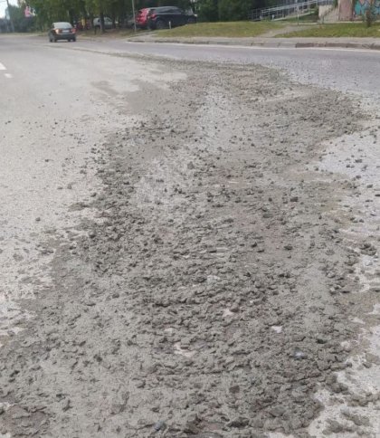 Водія вантажівки за забруднення дороги бетоном оштрафували на 200 грн