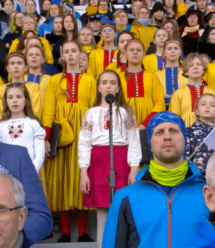 В Естонії тисячі співаків на стадіоні виконали пісню "Ой у лузі червона калина" (відео)