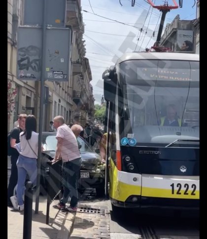 У центрі Львова затори через ДТП, рух трамваїв призупиняли (відео)