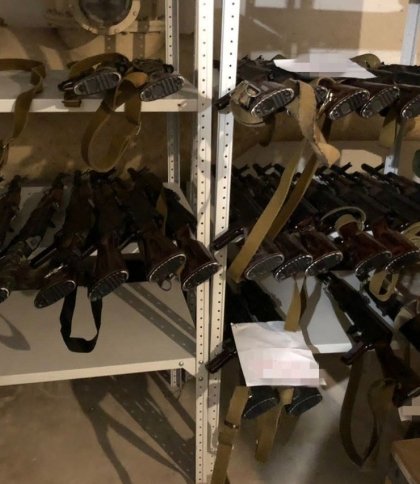 29 автоматів Калашникова, 1,2 кг вибухівки та бойові гранати: СБУ затримала злочинне угруповання, яке діяло під виглядом добровольчого батальйону