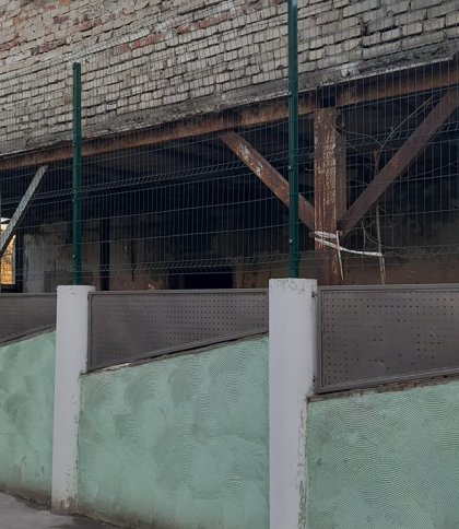 Учні у небезпеці: поблизу однієї зі шкіл у Львові помітили аварійну стіну