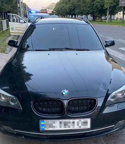 У Львові водій BMW збив жінку з двома дітьми