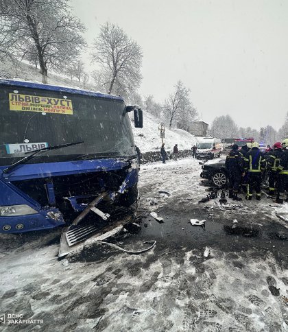 На Закарпатті в ДТП з автобусом "Хуст-Львів" загинула 22-річна водійка