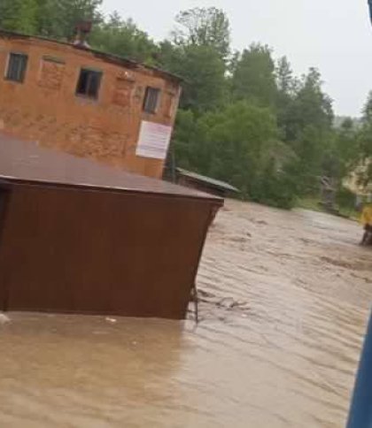 Заклади затопило, а магазини знесло в річку: наслідки негоди у Східниці (відео)