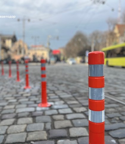 На перехресті двох вулиць у Львові встановили 17 делінеаторів