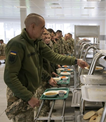 Військові в їдальні, фото ілюстративне з сайту «Арміяінформ»